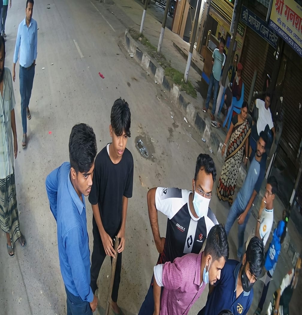 কদমতলীতে ফার্মেসিতে হামলা-ভাঙচুরের অভিযোগ, আতঙ্কে ব্যবসায়ী পরিবার