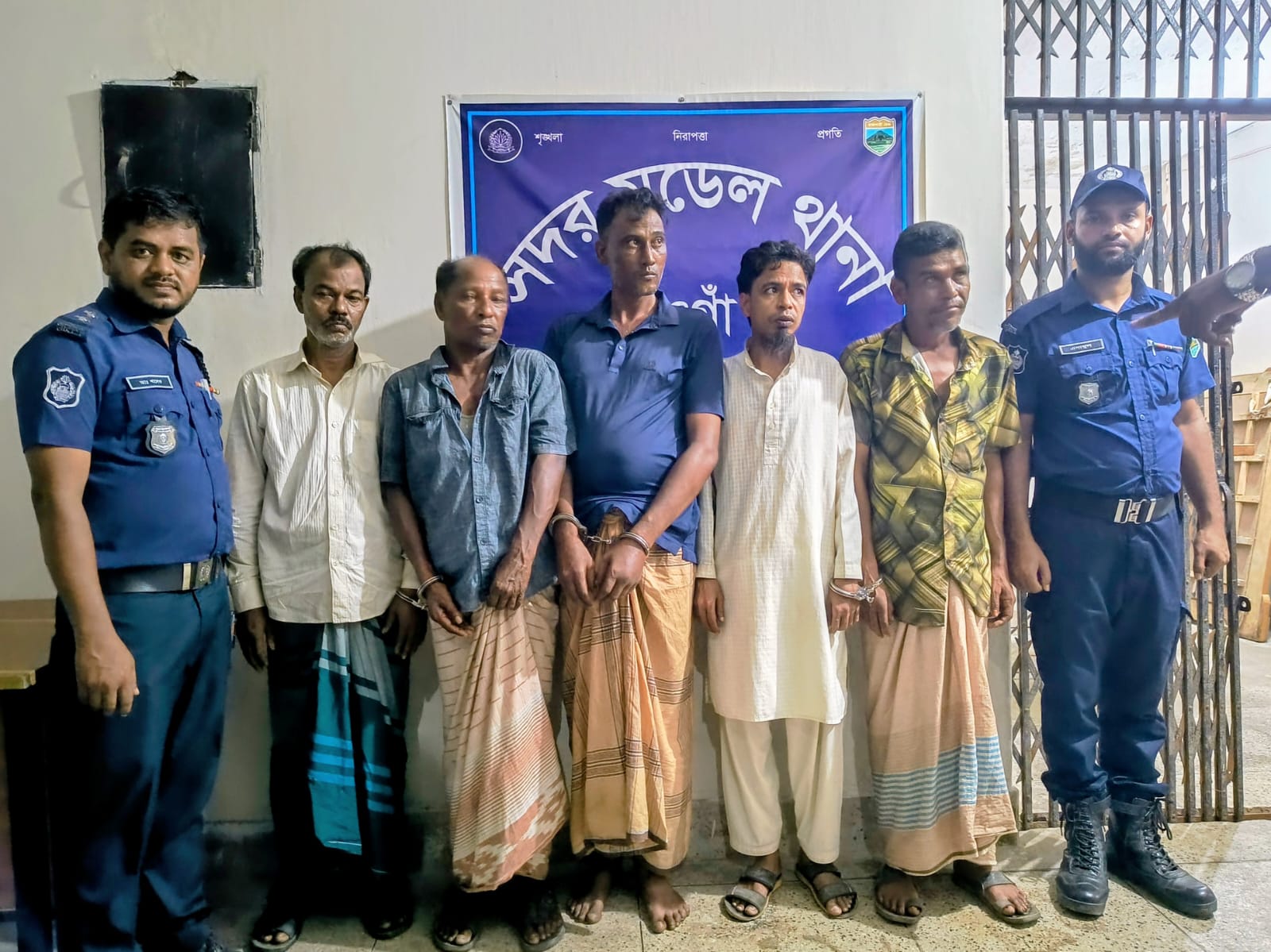নওগাঁ শহরের ৯ হোটেলে গভীর রাতে একযোগে তল্লাশি, প্রতারক চক্রের ৪ সদস্যসহ ৫ জন গ্রেপ্তার